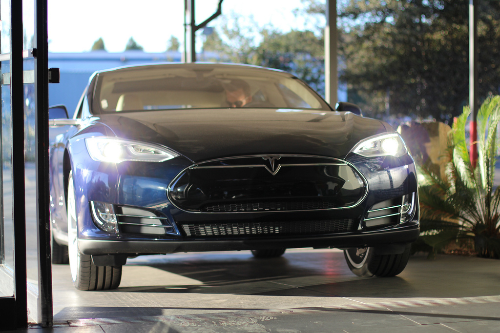 Electric Cars So Disruptive, Gas Cars Will Be Obsolete In 2016, Says Futurist